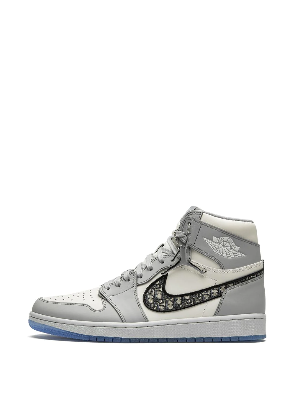 Alt Text: "High-quality replica sneakers featuring the Nike Jordan x Dior Air Jordan 1 High design, showcasing premium materials and stylish details for a trendy shoe option."