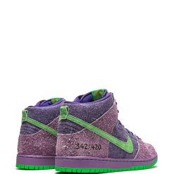 High-quality replica sneakers featuring Nike SB Dunk High design, showcasing a stylish upper with premium materials and the iconic swoosh logo, perfect for sneaker enthusiasts and collectors looking for stylish shoes.