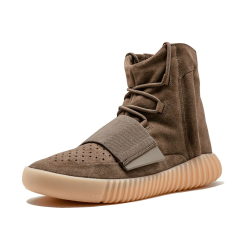 High-quality replica sneakers featuring the Adidas Yeezy Boost 750 design, showcasing a sleek silhouette in a stylish colorway with a comfortable mid-top construction and innovative boost cushioning.
