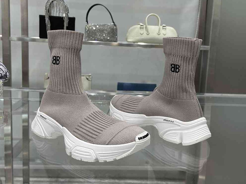 Balenciaga Speed 30 Grey Sneaker replica sneakers showcasing a sleek and modern design with a comfortable, sock-like fit, ideal for fashion-forward individuals seeking high-quality alternatives.