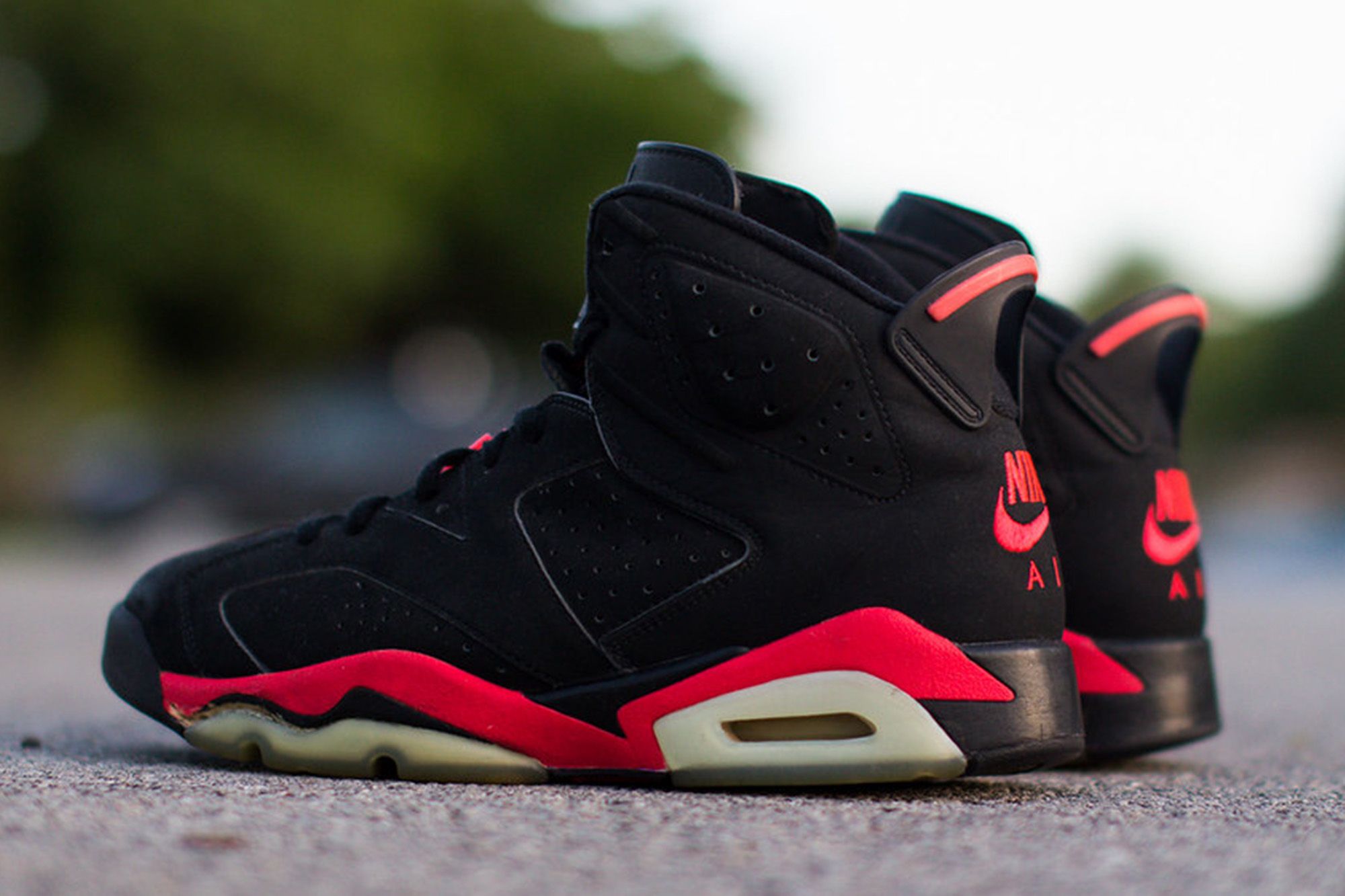 High-quality replica sneakers featuring the Air Jordan 6 Reverse Infrared design, showcasing its iconic colorway and details.