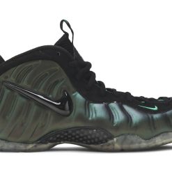 Nike Air Foamposite Pro Pine Green replica sneakers featuring a bold black and pine green colorway, showcasing their sleek design and high-quality craftsmanship, perfect for sneaker enthusiasts and collectors.